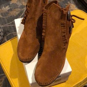 Minnetonka Boots Sz9 Brown Suede Two Buttons Hard Sole Excellent Condition